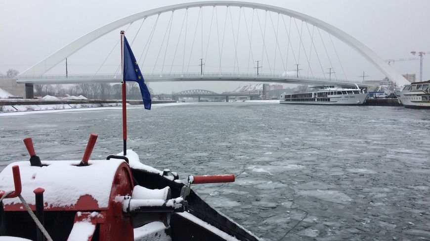 Le bateau "le Rhin" fend une couche de glace de 10 cm. (Photo Radio France - Olivier Vogel)