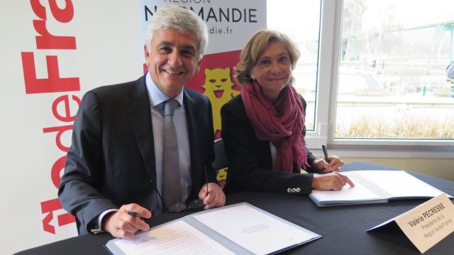 Hervé Morin et Valérie Pécesse signant jeudi matin à Gaillon (Eure) les coopérations entre la Normandie et l'IIe-de-France (Photo Xavier Oriot)