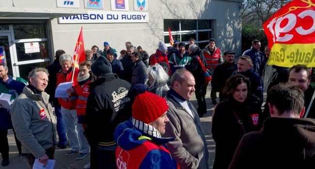 Les salariés des Voies navigables de France dénoncent le manque de personnel pour entretenir correctement le canal. (Photo DDM Xavier de Fenoyl)