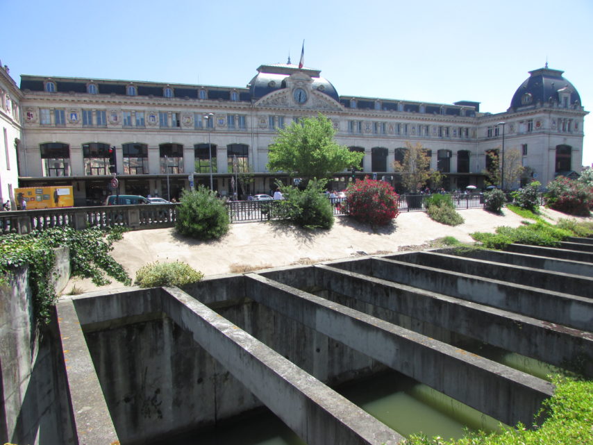 Le projet travaillé par Joan Busquets, Europolia et la mairie de Toulouse prévoit de recouvrir les poutres en béton posée devant la gare Matabiau depuis la fin des années 70 (Photo David Saint-Sernin/Actu Toulouse)