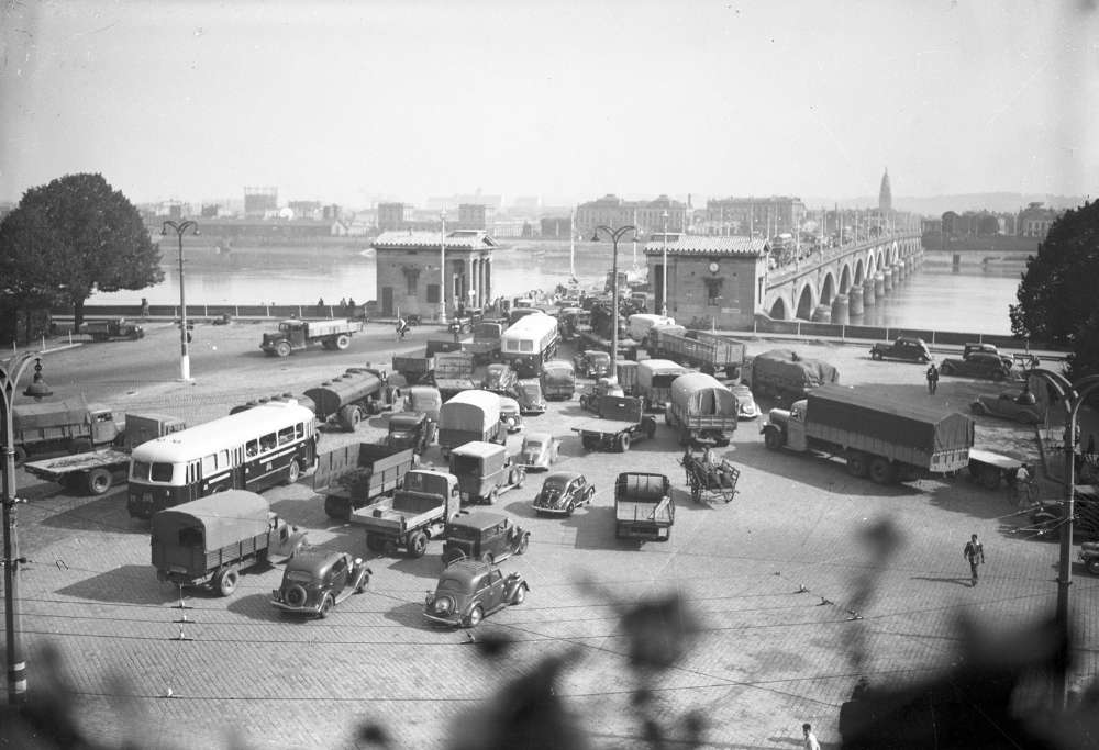 11 Septembre 1951 - Embouteillages sur le pont de pierre. (Photo ARCHIVES SUD OUEST)