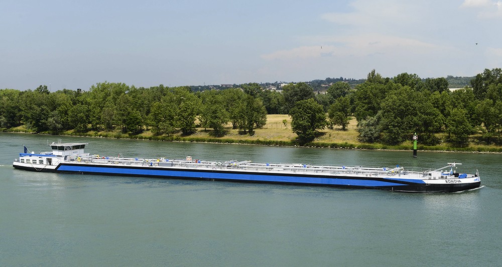 Peniche de transport fluvial, transport de matieres dangereuses. (Photo Stephane AUDRAS/REA)