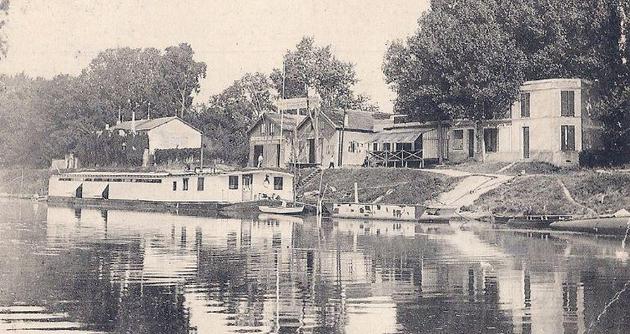 Le bateau-lavoir et les premiers hangars Blondeau à Sartrouville (photo D.R.).
