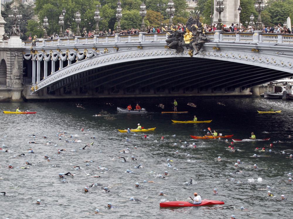 Après avoir été annulé plusieurs années à cause de la mauvaise qualité de l'eau, le triathlon de Paris a élu domicile depuis 2015 dans un nouvel endroit : le bassin de la Villette. (Photo François GUILLOT / AFP)