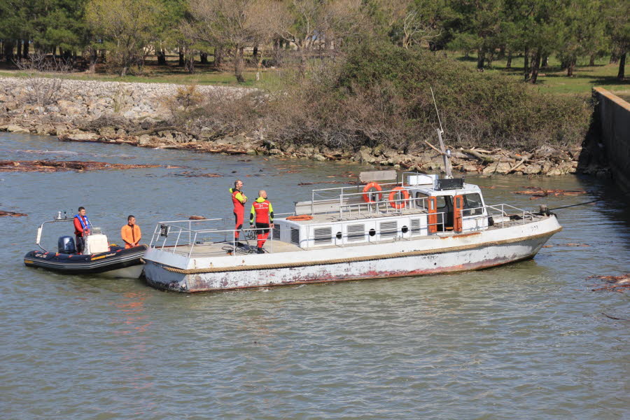 L’embarcation a été arrimée sur le bord de la rive. (Photo D.R.)