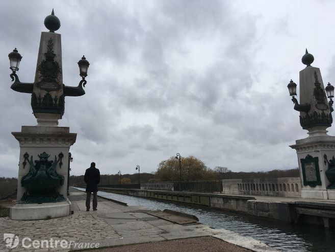 Depuis sa mise en service, en 1896, et son inscription aux « Monuments historiques », en 1976, le pont-canal de Briare n’a jamais connu de travaux de rénovation aussi importants que ceux prévus jusqu’en 2020. (Photo Anne-Laure Le Jan)