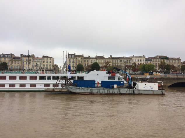 La barge de collecte se positionne contre le bateau. Les déchets sont ensuite chargés à bord (Photo SL / Bordeaux7)