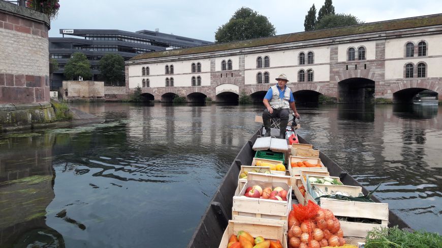 Christophe Moeglin livre des légumes en barque à Strasbourg, le 2 septembre 2017 (Photo Radio France - Aude Raso)