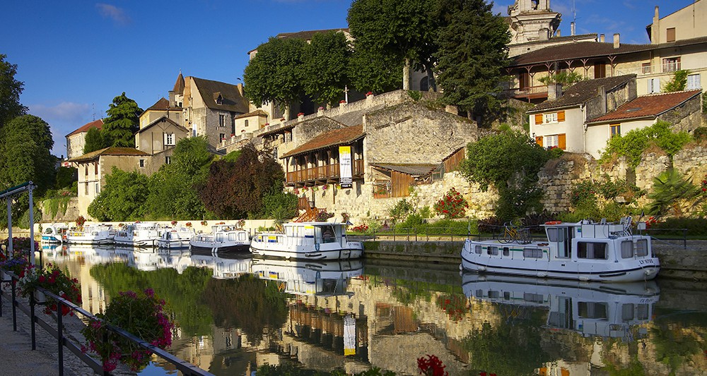Locaboat, qui veut étoffer sa couverture nationale, prévoit d'ouvrir une base sur la Charente en 2020. La société, dont 83 % de la clientèle est étrangère, réalise 60 à 65 % de son activité en France (ici la Baïse à Nérac, Lot-et-Garonne). (Photo Locaboat)