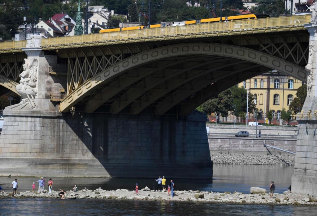 Le pont Margaret à Budapest (Hongrie), le 22 août. Le niveau d’eau est si bas que les gros bateaux ne peuvent plus navigueur sur le Danube. (Photo AFP / Attila Kisbenedek)