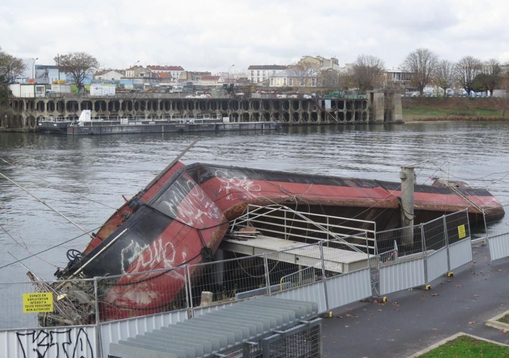 Alfortville, ce mardi. Depuis janvier 2018, la péniche de transport de marchandises qui avait sombré, submergée par la crue de la Seine, est amarrée sur le bord de la Seine. (Photo LP/Agnès Vives)