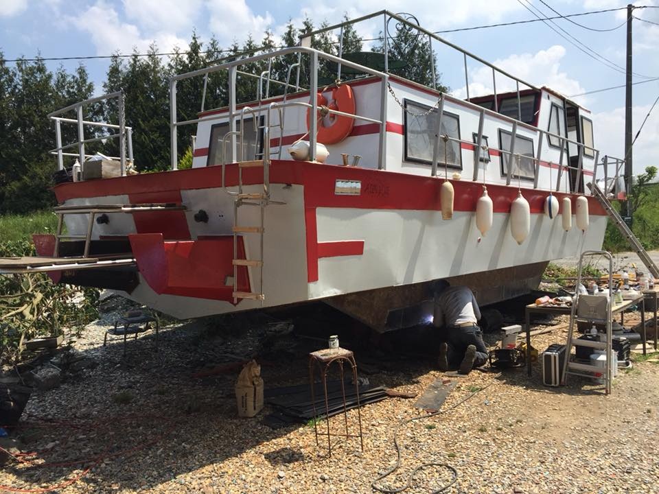 En chantier depuis trois ans, cette ancienne vedette se destine à devenir un « bateau-éboueur ». (Photo D.R.)