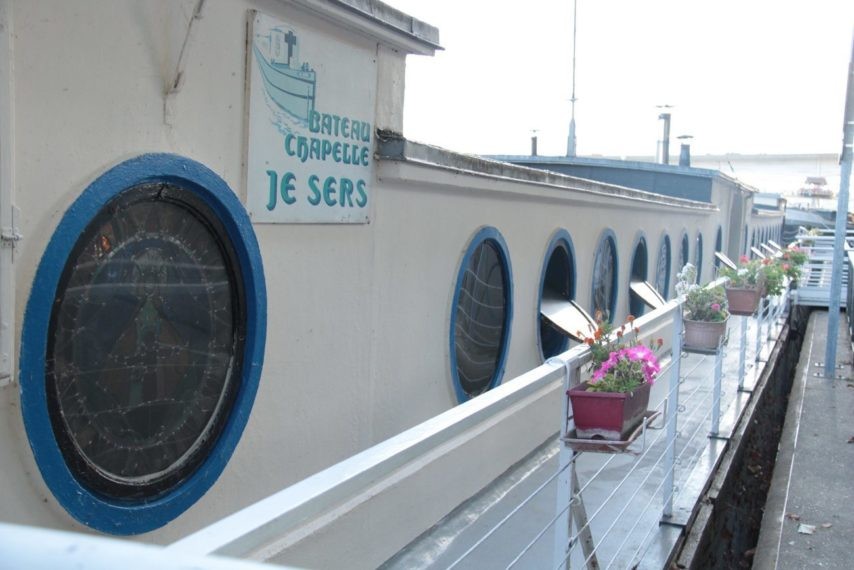La commission de sécurité a décelé des défaillances dans le respect des normes de sécurité sur le bateau “Je Sers”, amarré à Conflans-Sainte-Honorine. (Yvelines) (Photo La Gazette du Val-d’Oise)
