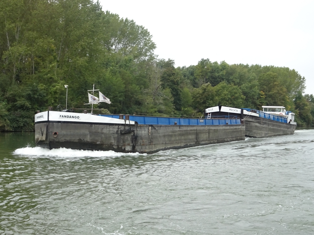 Un bateau de transport sur la Seine (V.Brancotte)