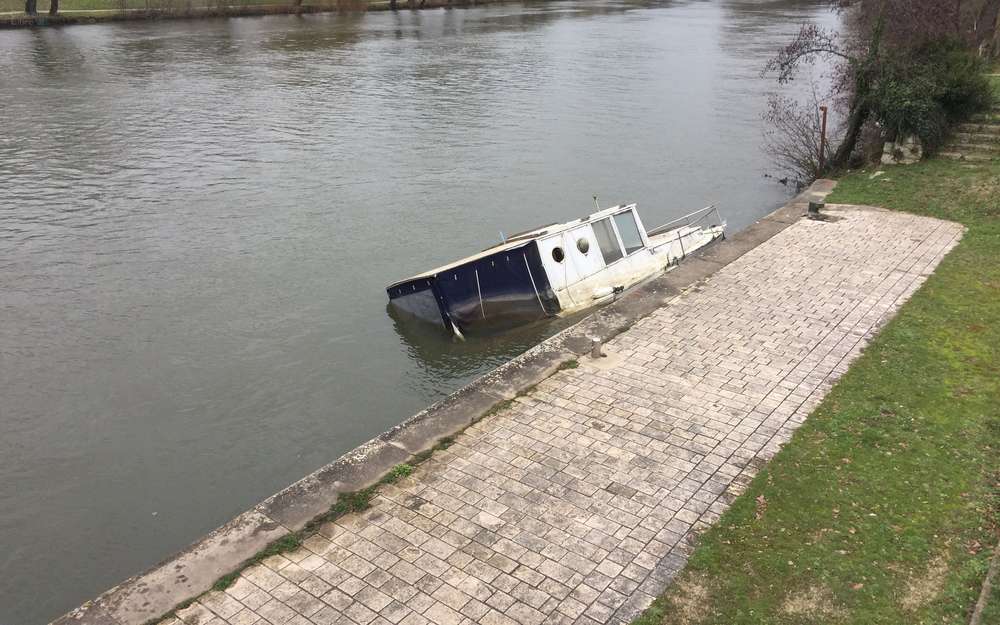 Un bateau endommagé et coulé. (Photo CL)