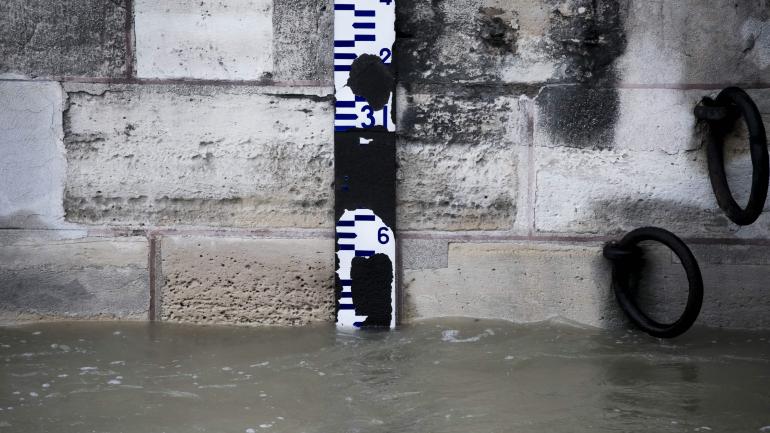 Un repère permet de surveiller la hauteur de la Seine, à Paris, le 25 janvier 2018. (Photo MAXPPP)