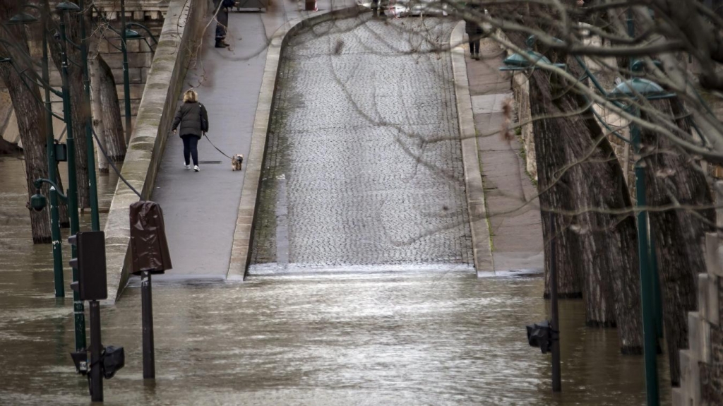 Le long de la Seine, à Paris, le 29 janvier. (Photo EPA/MAXPPP)