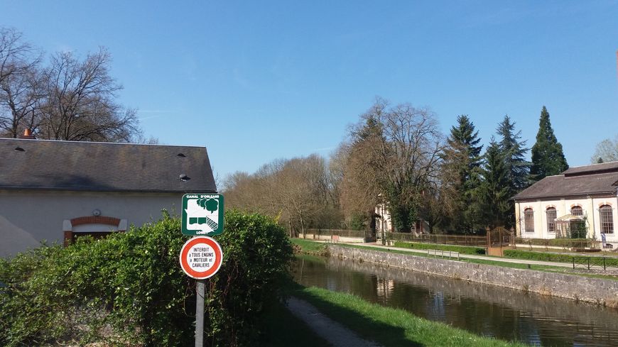 Vue du canal d'Orléans à Fay-aux-Loges dans le Loiret (Photo Radio France - Anne Oger)