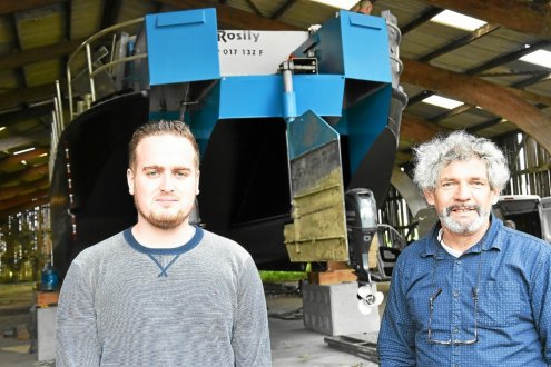 Pierre Prigent (à gauche), attaché de développement chez Yprema, et Yannick Daniel, propriétaire de la Patricia, devant la Rosily (photo extraite du site Le Télégramme)