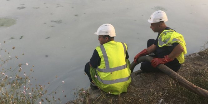 Les employés de Suez à pied d'oeuvre pour évacuer le souffre de la surface de l'eau. (Photo Y. PO.)