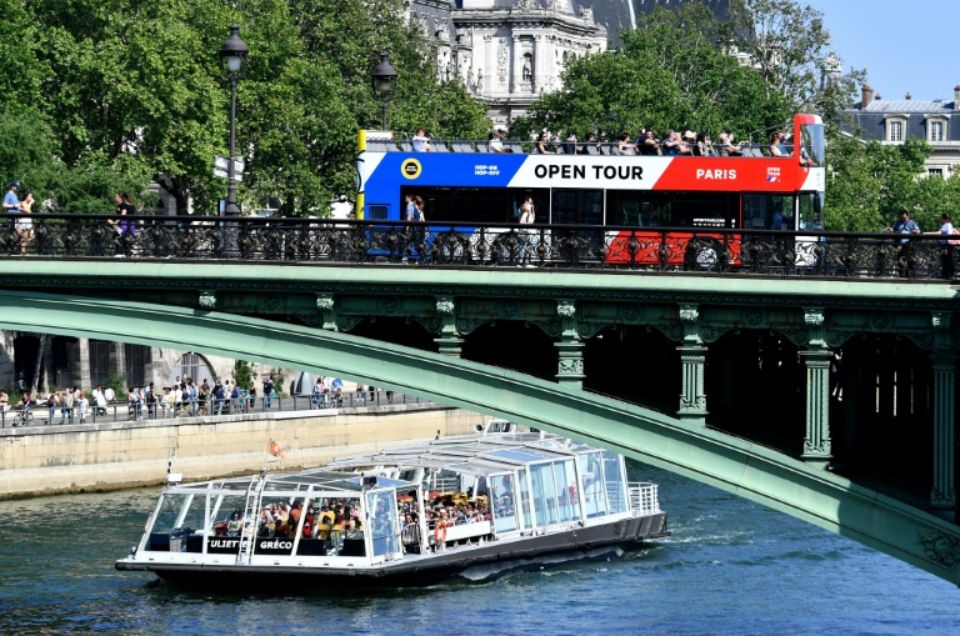 Des touristes découvrent Paris par bus et par péniche, le 6 mai 2018 (Photo GERARD JULIEN / AFP)