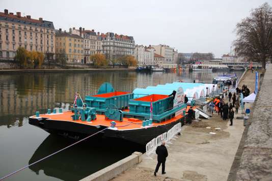  La déchetterie flottante River Tri, à quai sur la Saône chaque samedi, a obtenu le Prix « Le Monde » - Smart Cities de l’innovation urbaine. (Photo D.R.)