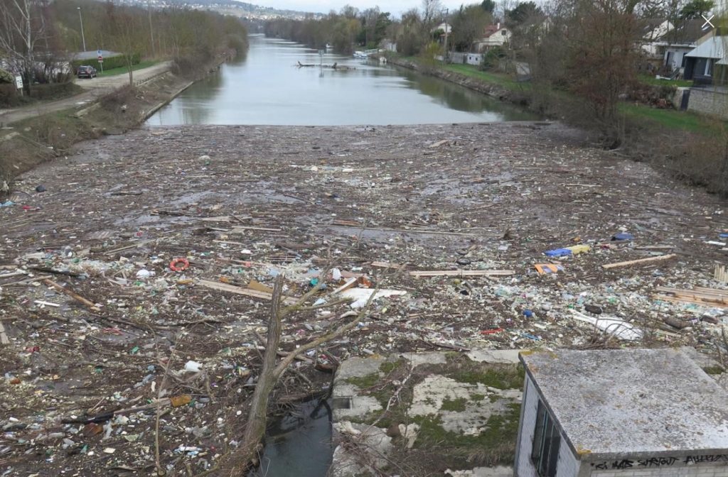 Carrières-sous-Poissy (Yvelines), ce mardi. Un amoncellement de déchets s’est formé au niveau des anciennes écluses à la suite de la crue de la Seine de fin janvier. (Photo LP/Y.F.)