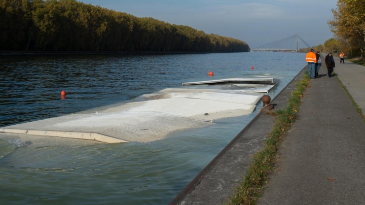 1.250 tonnes de chaux vive dans le canal Albert à Lanaye (Photo Thomas Van Ass)