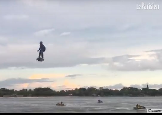 Paris : un militaire survole la Seine en hoverboard (Image extraite de la vidéo sur le site du Parisien)