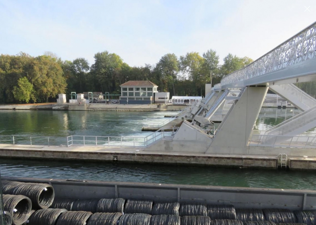 Boissise-la-Bertrand, mardi. Le barrage des Vives-Eaux qui voit passer 13 000 bateaux par an permet aux promeneurs de traverser le fleuve. (Photo LP/Sylvain Deleuze)
