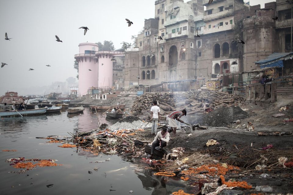 Rien qu’à Bénarès (ici en 2013), chaque jour, 1,3 milliard de ­litres d’eaux usées se déversent dans le Gange. (Photo Giulio Di Sturco)