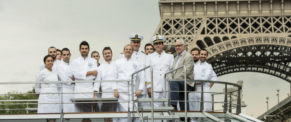 Alain Ducasse (en veste beige), entouré de son équipage composé des cuisiniers, du chef Francis Fauvel (au centre) et du commandant de bord Laurent Blanchet (en casquette au centre). (Photo Pierre Monetta)