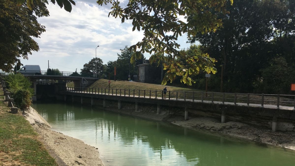 Reims. Mais pourquoi il n'y a plus d'eau dans le canal Aisne-Marne ? (Photo Lionel Gonzalez / France 3 Champagne-Ardenne)