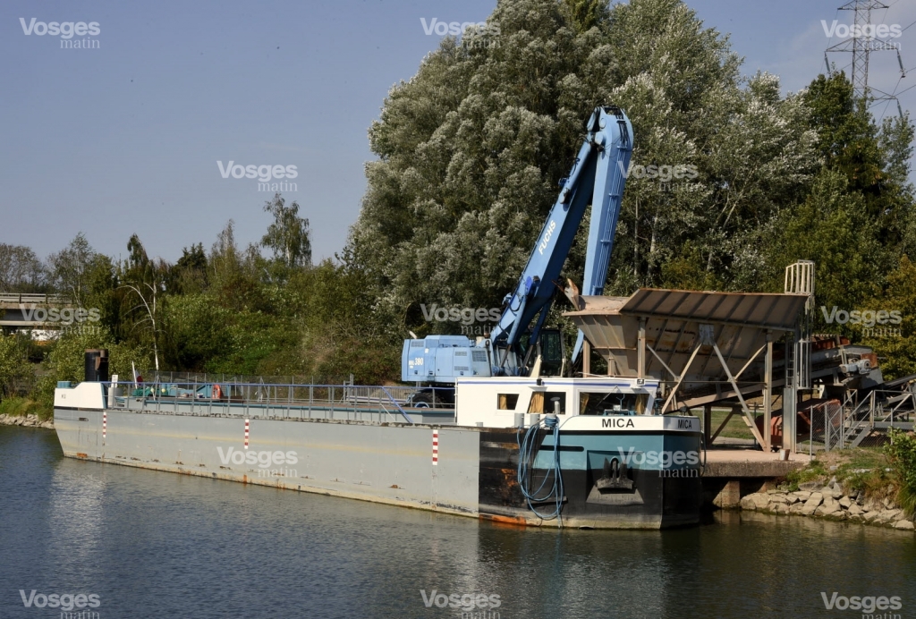Depuis le 1 er septembre, les trois péniches transportant le gisement pour la société Sagram ne peuvent plus circuler sur le canal des Vosges. (Photo Philippe BRIQUELEUR)