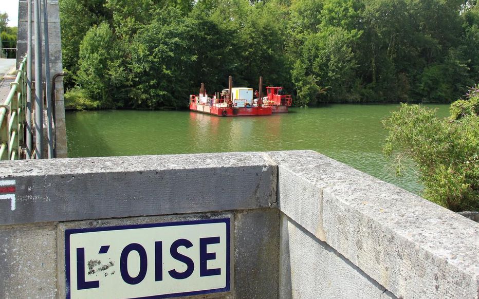 Compiègne. Depuis fin juin, une barge rouge réalise des prélèvements dans le fond de l’Oise en vue du prolongement du Canal Seine-Nord. (Photo LP/Paul Abran)