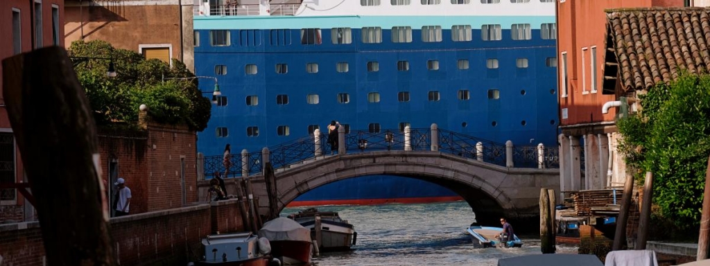 Un bateau de croisière dans le canal de la Giudecca à Venise, le 8 juin 2019. (Photo MANUEL SILVESTRI / REUTERS)