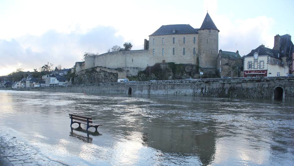 La Mayenne est sortie de son lit. Des bancs sont dans l’eau, face au château de Mayenne. (Photo OUEST-FRANCE/D.R.)