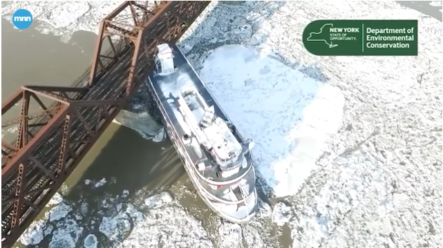 La vidéo montre plusieurs bateaux entraînés sous un pont ferroviaire sur l'Hudson à New-York. (Vidéo Mother Nature Network) 