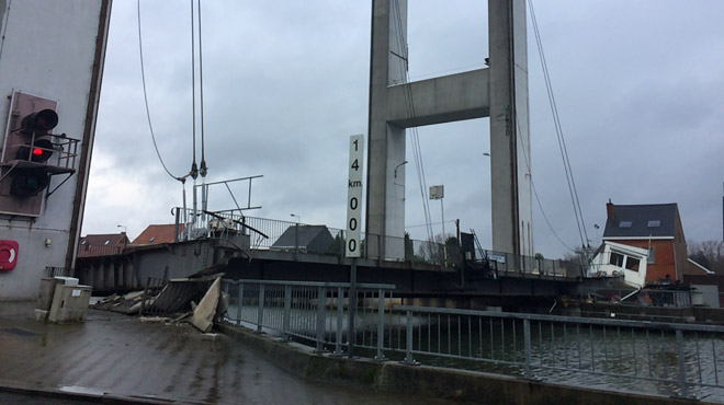 Un bateau a détruit un pont sur le canal à Grimbergen (Photo Serge Vermeiren)