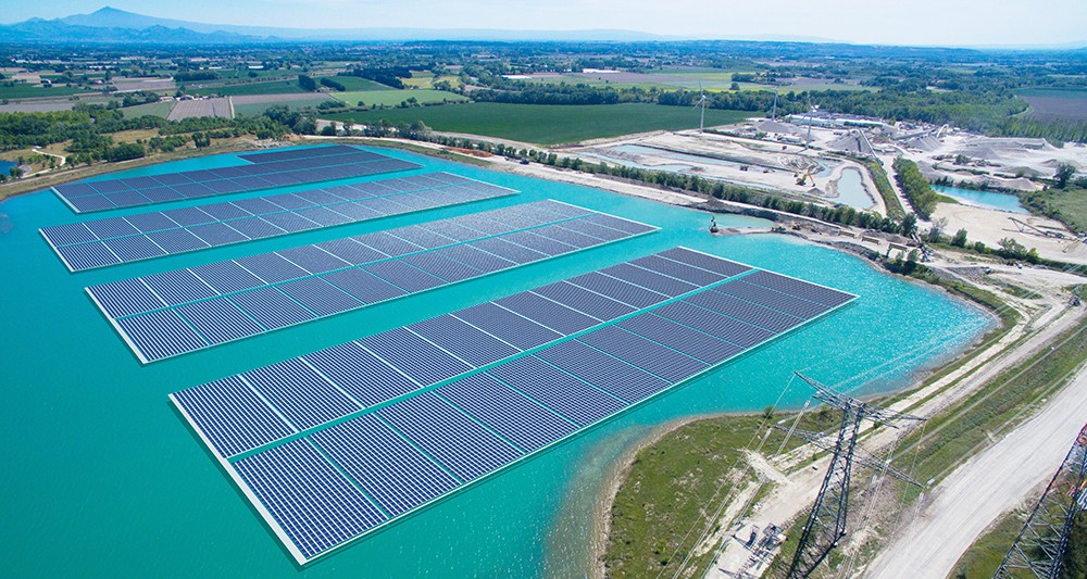 A Piolenc (Vaucluse), les premiers électrons de la plus grande centrale solaire flottante en France (17 mégawatts, sur autant d'hectares) sont attendus pour la fin de l'hiver. (Photo Akuo Energy)