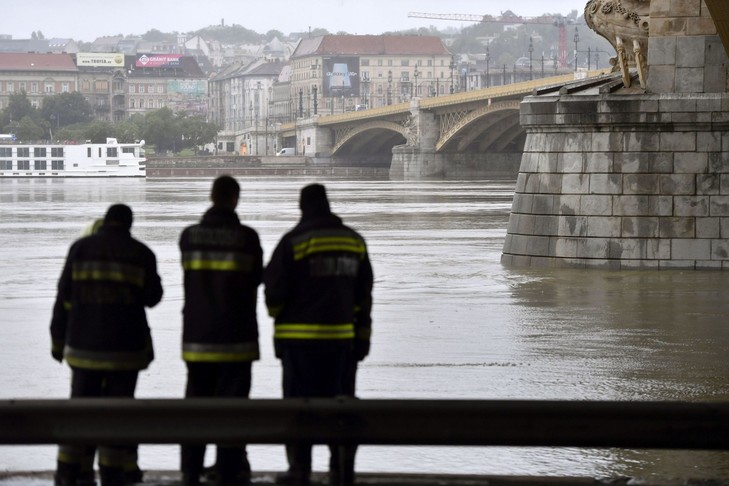 Des pompiers devant le Margaret Bridge, dans le centre-ville de Budapest, où l'épave du navire de croisière « La Sirène » été retrouvée, le 30 mai 2019. (Zoltan Mathe/EPA via MaxPPP)