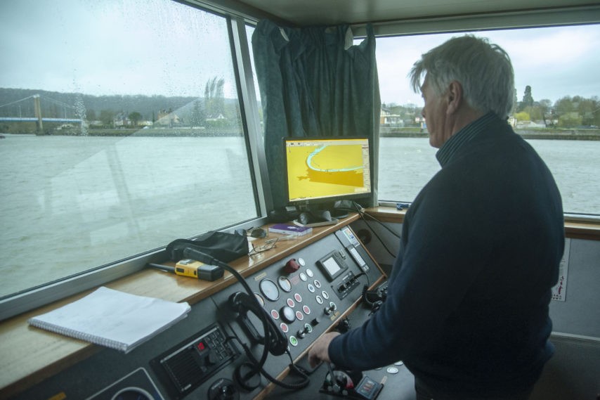 Le capitaine Gilles Kerscaven, dans la timonerie du navire. (Photo Le Journal d’Elbeuf)