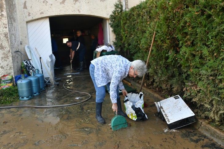 Les riverains sinistrés de Villeneuve-les-Beziers, dans le sud de la France , nettoient leurs maisons inondées par les intempéries, le 24 octobre 2019 / AFP