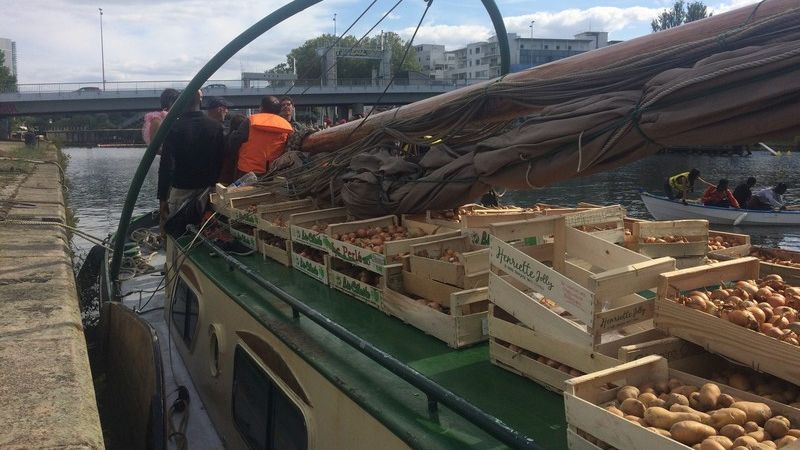 Plus d'une tonne de pommes de terre et plusieurs centaines de kilos d'oignons sont arrivés à Nantes par bateau en provenance d'une parcelle solidaire pour ravitailler l'association d'aide aux migrants "l'Autre cantine". /(Photo Antoine Ropert - France 3)
