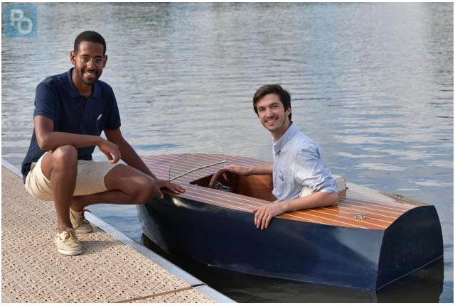 François Lagabrielle (à gauche) et Quentin Hubert, deux Nantais de 32 ans, ont créé le premier mini-bateau à moteur électrique transportable dans le coffre d’une Clio. Une idée qui a donné naissance au projet : « Beau comme un bateau » !  (Photo Presse Océan-Nathalie Bourreau)