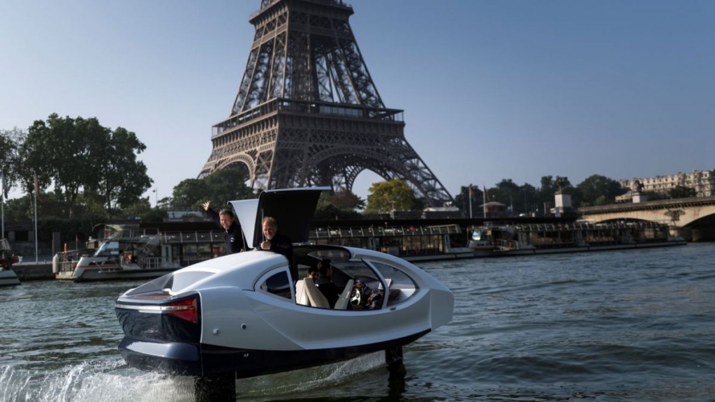 Un bateau SeaBubbles sur la Seine, lors d’une démonstration en mai 2018. (Photo LIONEL BONAVENTURE / AFP)