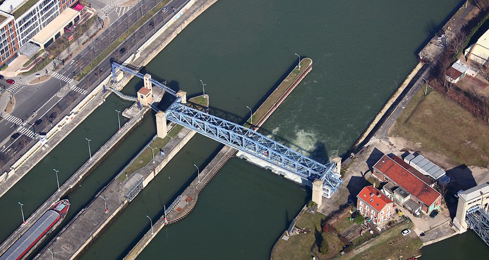 VNF entretien les barrages et écluses de navigation, comme ceux de Suresnes sur la Seine, en aval de Paris. (photo Laurent GRANDGUILLOT/REA)
