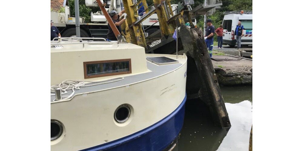 La porte de l’écluse a été endommagée lors du choc avec un bateau de plaisance. (Photo RL /DR)