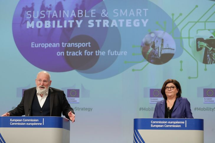 Frans Timmermans, vice-président exécutif de la Commission européenne responsable du « Pacte vert pour l’Europe », et Adina Vălean, commissaire aux Transports. (Photo STEPHANIE LECOCQ / POOL/EPA)