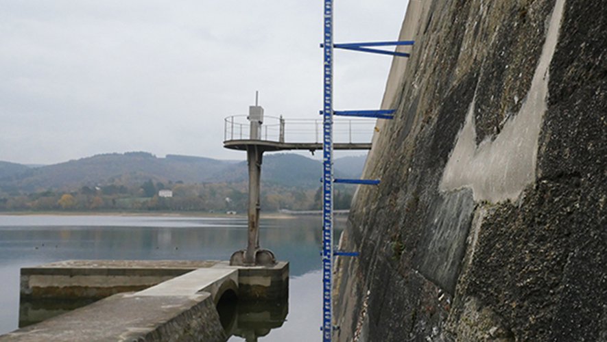 Les niveaux d’exploitation de l’eau sont relevés grâce à une échelle métrique sur le grand mur du barrage. (Photo D.R.)